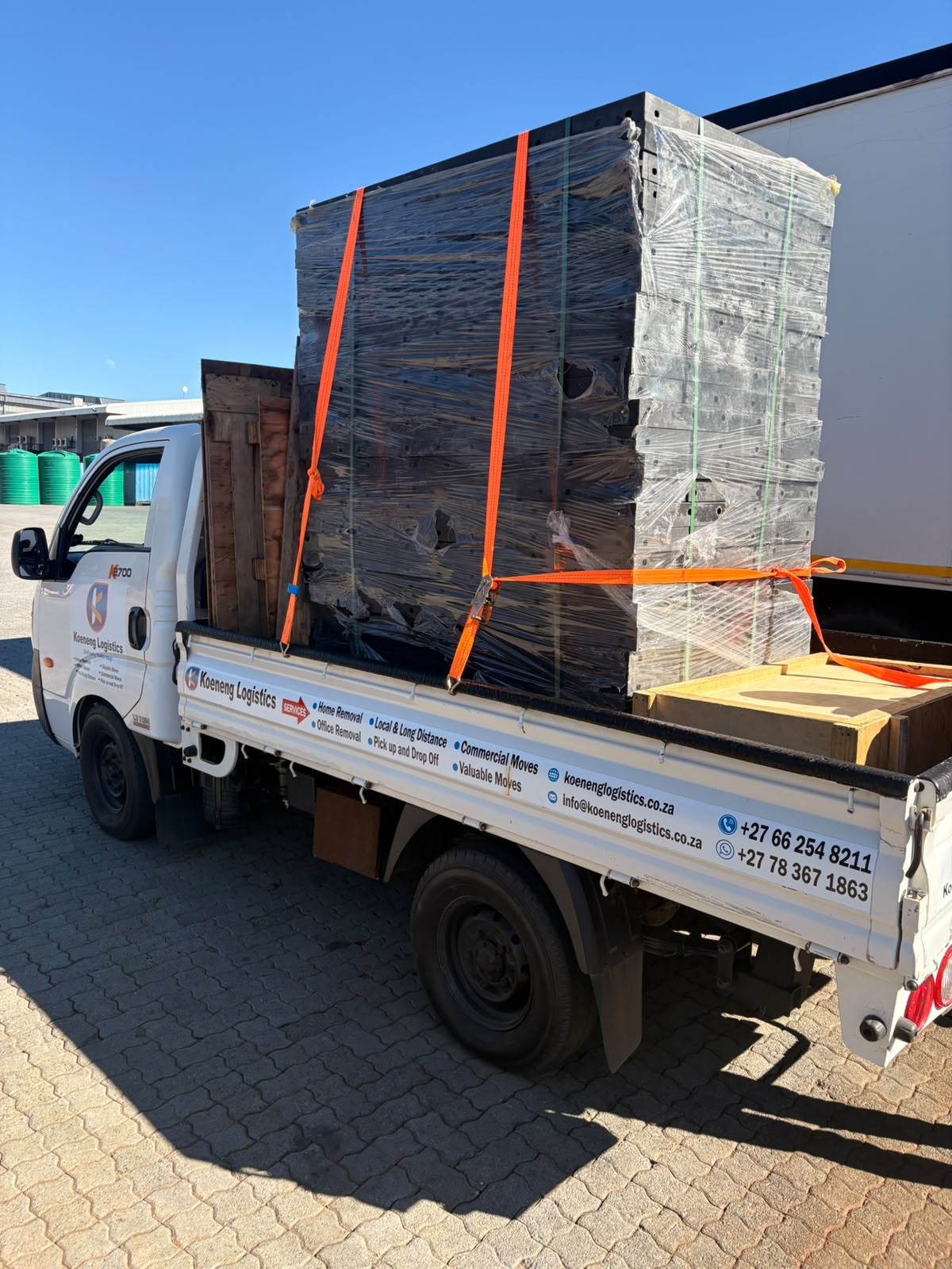 Koeneng Logistics Moving Vehicle